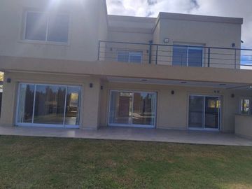 Casa 6 ambientes  alquiler en Maschwitz con pileta