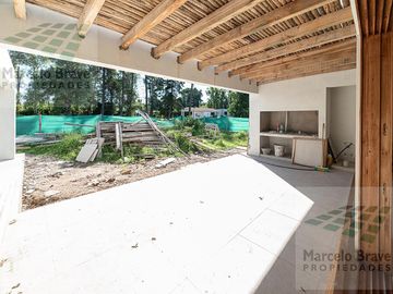 Venta Casa 5 ambientes en lote de 640m2, Rio hondo al 200, Manzanares, Santa Clara.