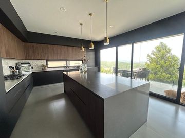 CASA DE REVISTA/ Grande, Moderna y Lujosa