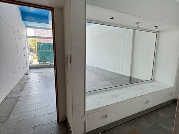 Renta local comercial planta baja en San Jeronimo, Monterrey.