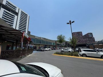 Renta local comercial planta baja en San Jeronimo, Monterrey.