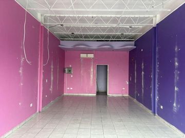 Renta local comercial planta baja en San Jeronimo, Monterrey.