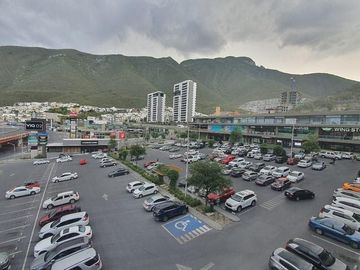 Renta Local Comercial en Plaza Vía 02, Colinas de San Jerónimo