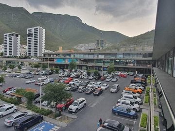 Renta Local Comercial en Plaza Vía 02, Colinas de San Jerónimo