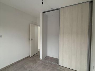 Departamento tres ambientes - con cochera - Lanusita