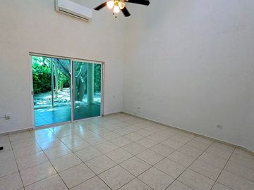 Casa en Renta o Venta dentro de Club de Golf la Ceiba de una planta