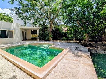 Casa en Renta o Venta dentro de Club de Golf la Ceiba de una planta