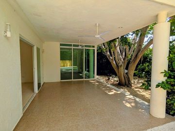 Casa en Renta o Venta dentro de Club de Golf la Ceiba de una planta