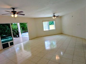 Casa en Renta o Venta dentro de Club de Golf la Ceiba de una planta