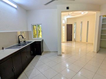 Casa en Renta o Venta dentro de Club de Golf la Ceiba de una planta