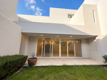 CASA EN VENTA CON ESTUDIO EN PARQUE CAIRO