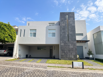 CASA EN VENTA CON ESTUDIO EN PARQUE CAIRO