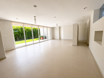 CASA EN VENTA CON ESTUDIO EN PARQUE CAIRO