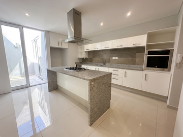 CASA EN VENTA CON ESTUDIO EN PARQUE CAIRO