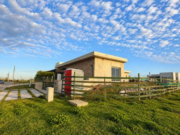 CASA A LA LAGUNA EN SANTA CLARA AL SUR | DISEÑO + VISTA ABIERTA
