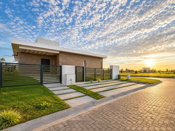 CASA A LA LAGUNA EN SANTA CLARA AL SUR | DISEÑO + VISTA ABIERTA