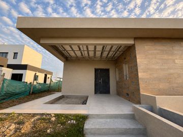 CASA A LA LAGUNA EN SANTA CLARA AL SUR | DISEÑO + VISTA ABIERTA