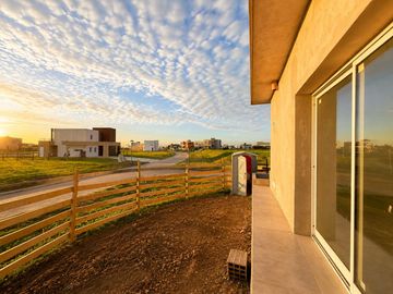 CASA A LA LAGUNA EN SANTA CLARA AL SUR | DISEÑO + VISTA ABIERTA
