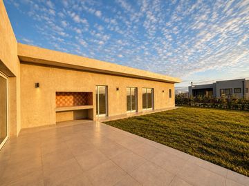 CASA A LA LAGUNA EN SANTA CLARA AL SUR | DISEÑO + VISTA ABIERTA