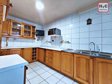 Amplio departamento!! 140M Totales 2dorm mas servicio!