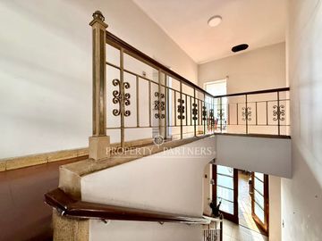 Gran casa con potencial comercial en céntrica ubicación