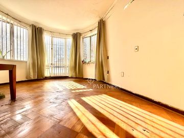 Gran casa con potencial comercial en céntrica ubicación