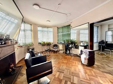 Gran casa con potencial comercial en céntrica ubicación