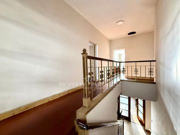 Gran casa con potencial comercial en céntrica ubicación