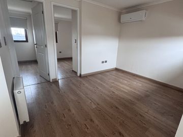 Se arrienda casa en condominio