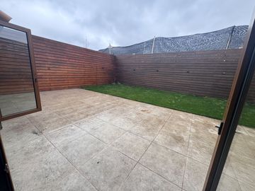 Se arrienda casa en condominio