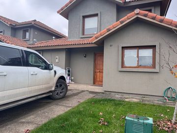 Se arrienda casa en condominio