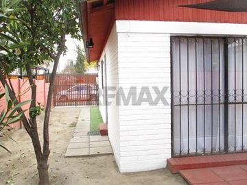 Encantadora Casa en Puente Alto / Villa la Foresta