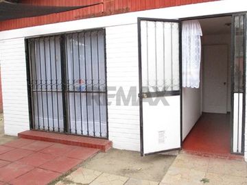 Encantadora Casa en Puente Alto / Villa la Foresta