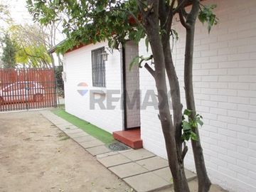Encantadora Casa en Puente Alto / Villa la Foresta