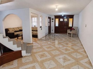 Casa en venta sobre Avenida a un Minuto de Multiplaza Santín Toluca, Oportunidad de Inversión