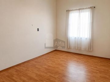 Casa en venta sobre Avenida a un Minuto de Multiplaza Santín Toluca, Oportunidad de Inversión