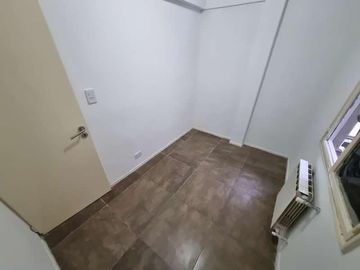 Departamento de tres ambientes con dependencia en Flores