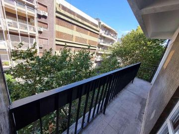 Departamento de tres ambientes con dependencia en Flores