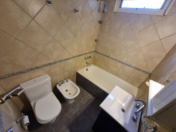 Departamento de tres ambientes con dependencia en Flores