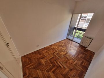 Departamento de tres ambientes con dependencia en Flores
