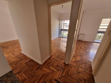 Departamento de tres ambientes con dependencia en Flores