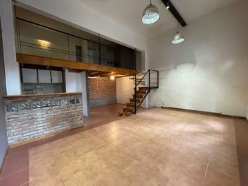 Espectacular PH tipo loft de 2 ambientes al frente con entrada independiente.
