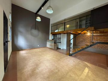 Espectacular PH tipo loft de 2 ambientes al frente con entrada independiente.