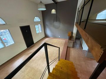 Espectacular PH tipo loft de 2 ambientes al frente con entrada independiente.