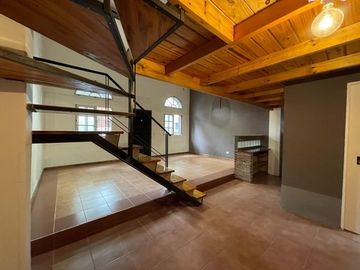 Espectacular PH tipo loft de 2 ambientes al frente con entrada independiente.