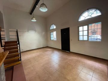 Espectacular PH tipo loft de 2 ambientes al frente con entrada independiente.