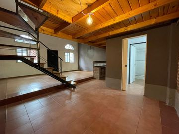 Espectacular PH tipo loft de 2 ambientes al frente con entrada independiente.