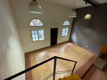 Espectacular PH tipo loft de 2 ambientes al frente con entrada independiente.