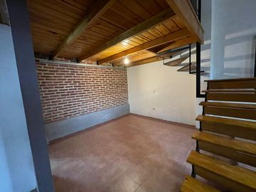 Espectacular PH tipo loft de 2 ambientes al frente con entrada independiente.