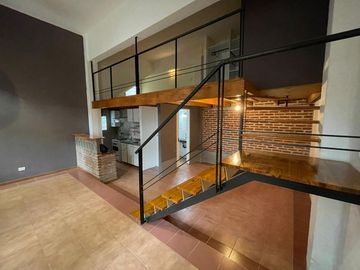 Espectacular PH tipo loft de 2 ambientes al frente con entrada independiente.